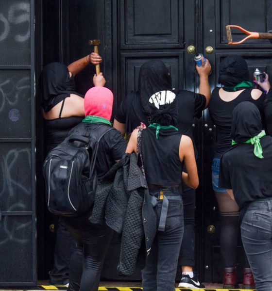 Grupos feministas alistan marcha con marros y sopletes, reveló AMLO