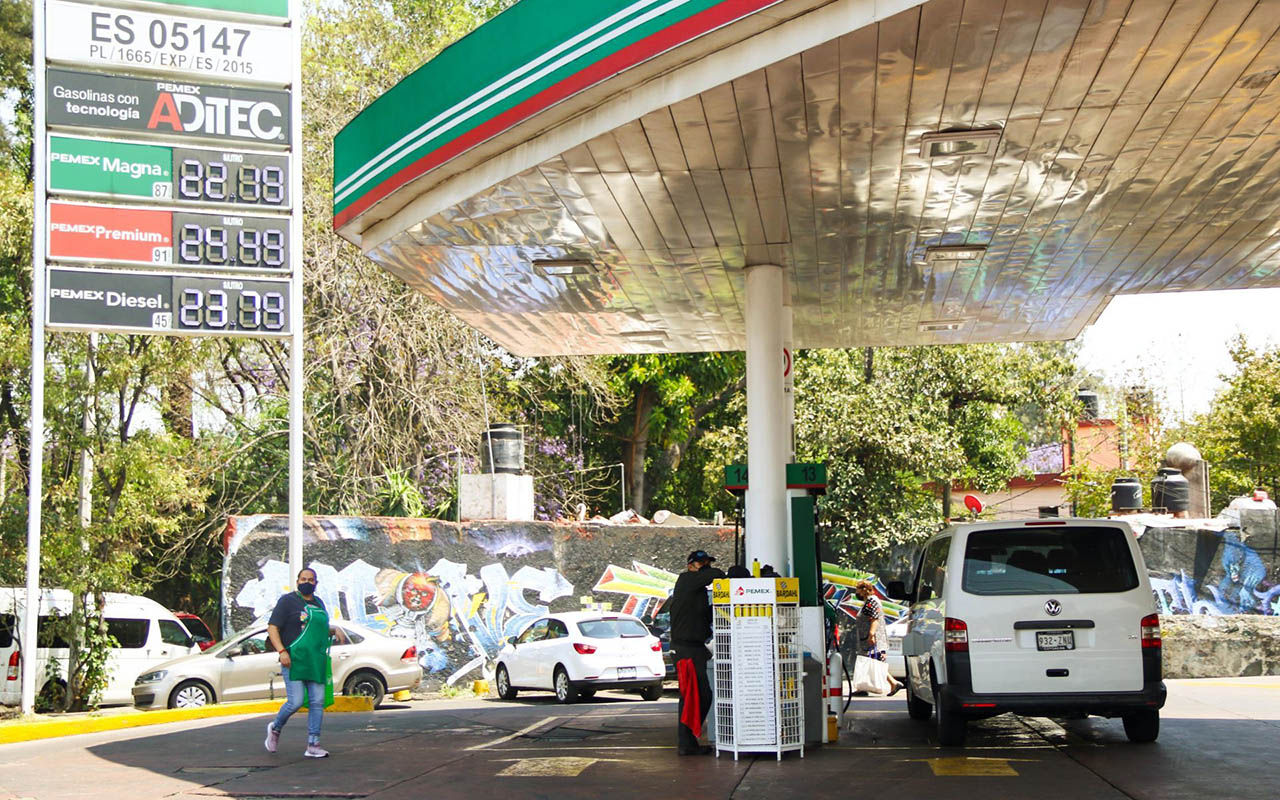 No habrá aumento en precios de gasolinas, insiste AMLO