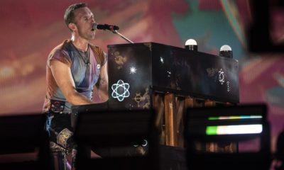 Coldplay convirtió su concierto en Wembley en una propuesta matrimonial viral. Chris Martin fue cómplice del romántico momento frente a 80 mil fans.