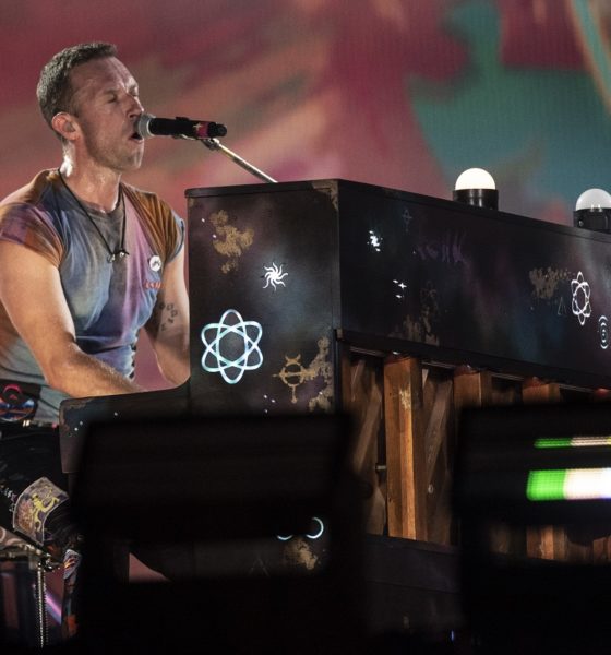 Coldplay convirtió su concierto en Wembley en una propuesta matrimonial viral. Chris Martin fue cómplice del romántico momento frente a 80 mil fans.