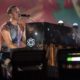 Coldplay convirtió su concierto en Wembley en una propuesta matrimonial viral. Chris Martin fue cómplice del romántico momento frente a 80 mil fans.