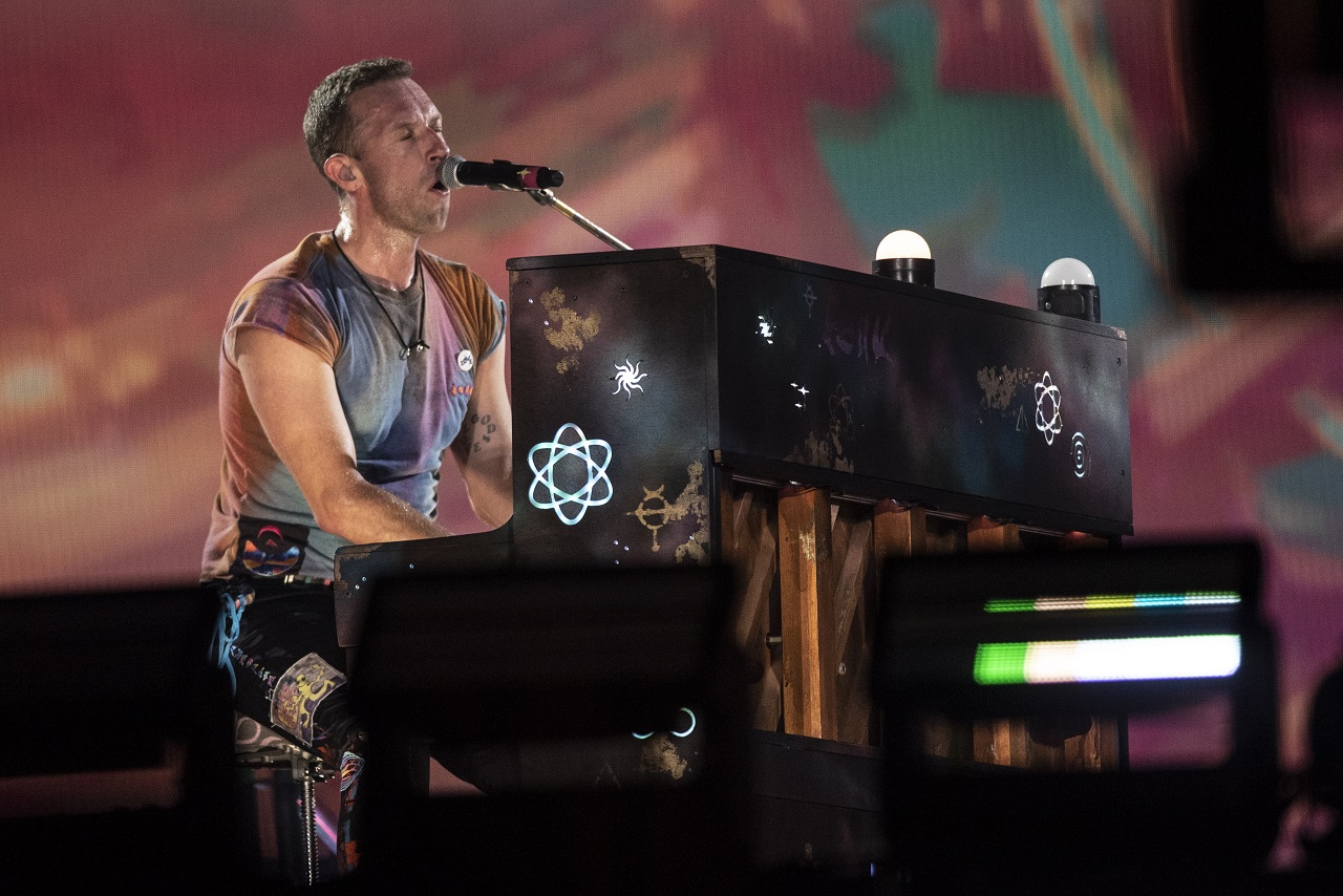 Coldplay convirtió su concierto en Wembley en una propuesta matrimonial viral. Chris Martin fue cómplice del romántico momento frente a 80 mil fans.