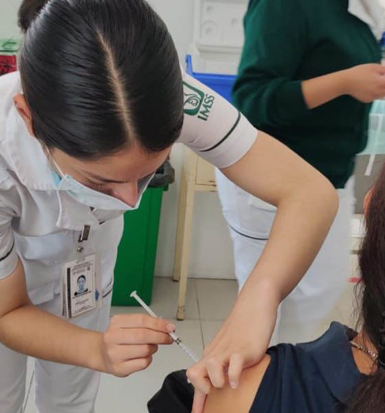 IMSS aplica vacunas anticovid a mayores de 18 años