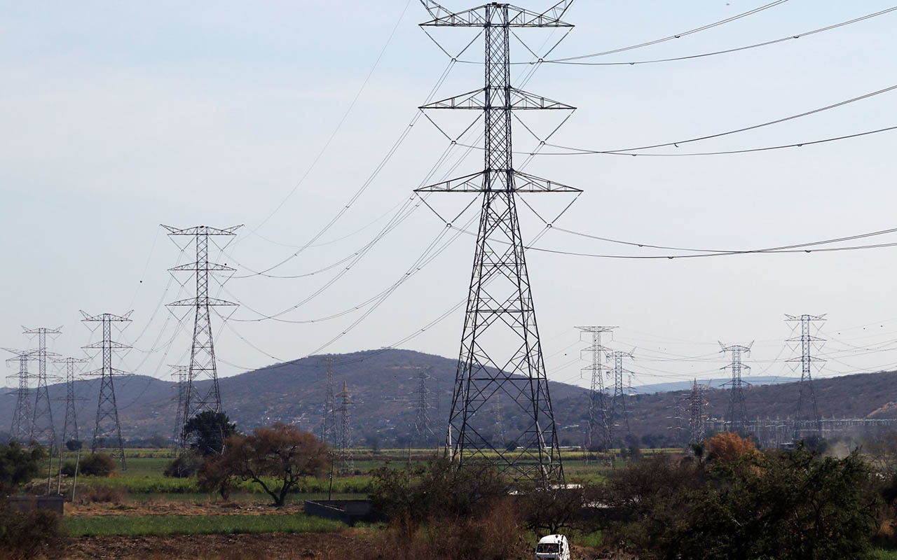 Presidencia advierte revocación de permisos y contratos del sector eléctrico
