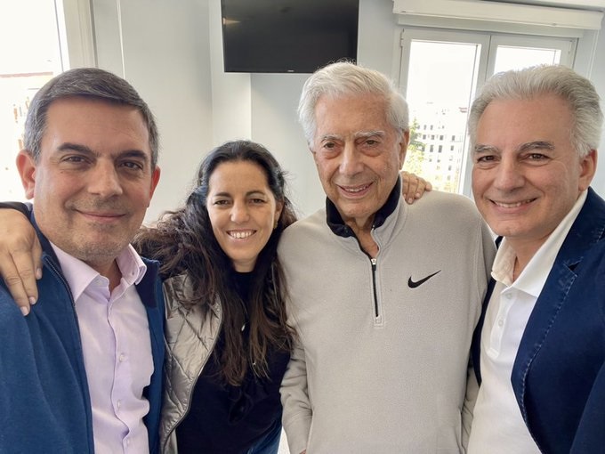 Mario Vargas Llosa e hijos