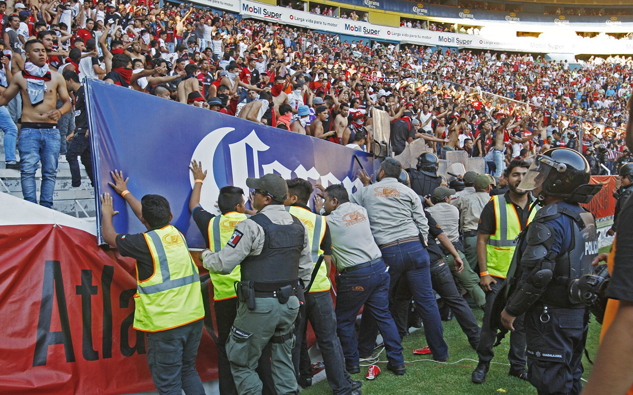 Presentan “Ley Antibarras” para acabar con violencia en los estadios