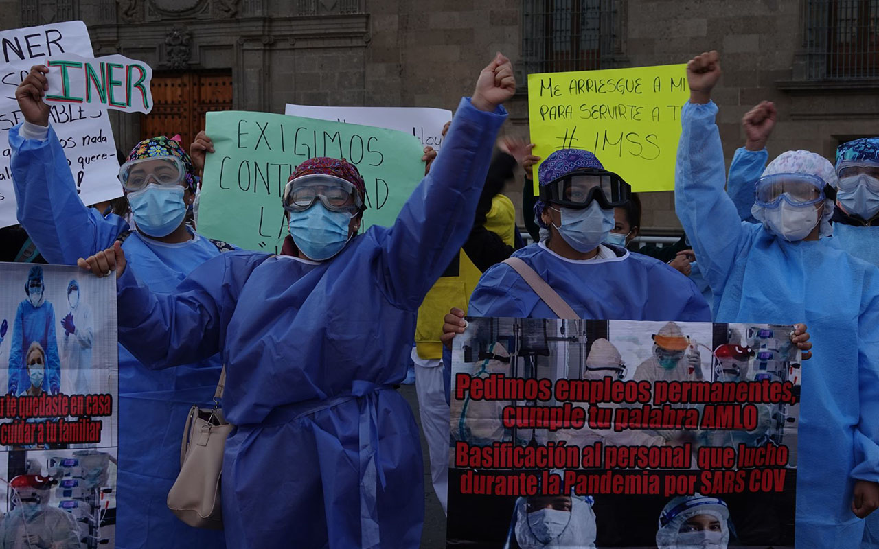 López Obrador promete contratación inmediata a médicos mexicanos