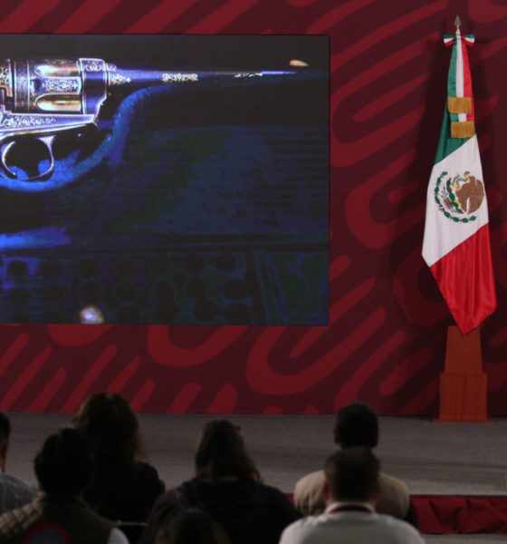 López Obrador presume "pistola histórica" obsequiada por gobierno de Cuba