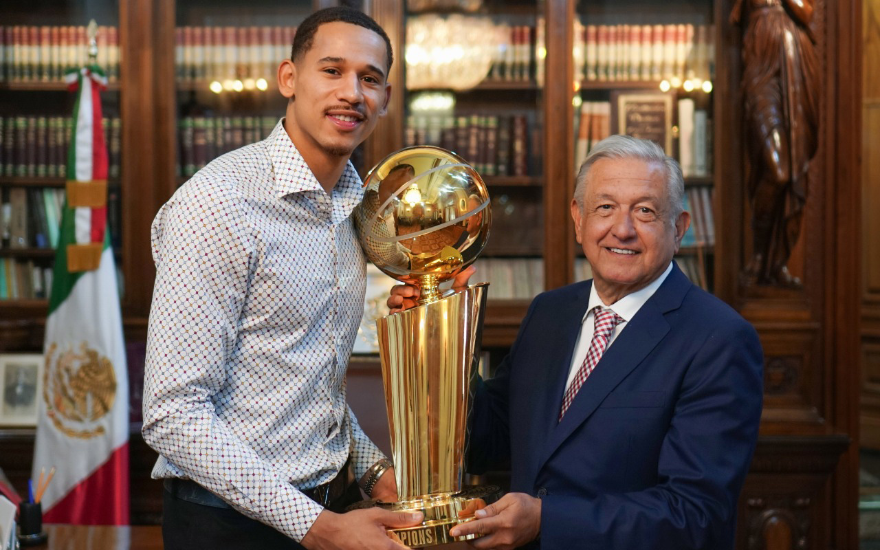 “No olvida el origen de su familia”; AMLO recibe al basquetbolista Juan Toscano, campeón de la NBA