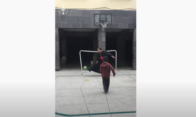 “Si alguien me anota un gol, los balones son suyos”, Obispo juega 'cascarita' con niños de asilo