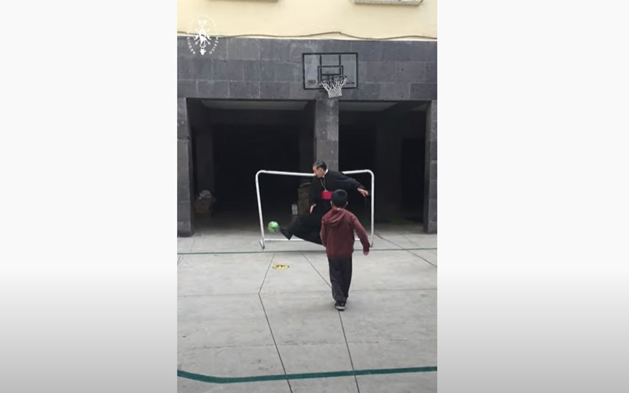 “Si alguien me anota un gol, los balones son suyos”, Obispo juega 'cascarita' con niños de asilo