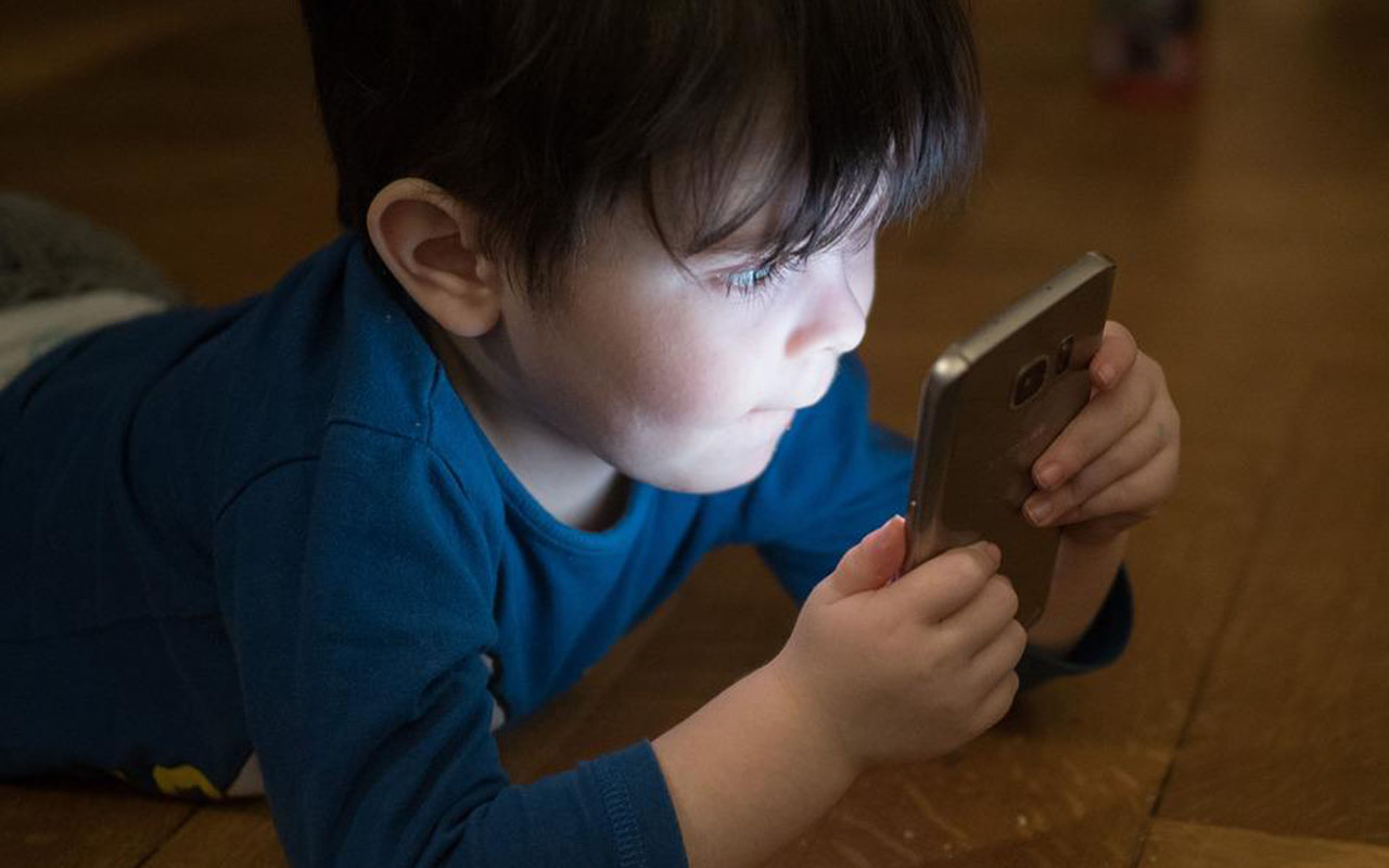 ¿Deben los padres revisar el teléfono de sus hijos?; Fiscalía capitalina lanza campaña
