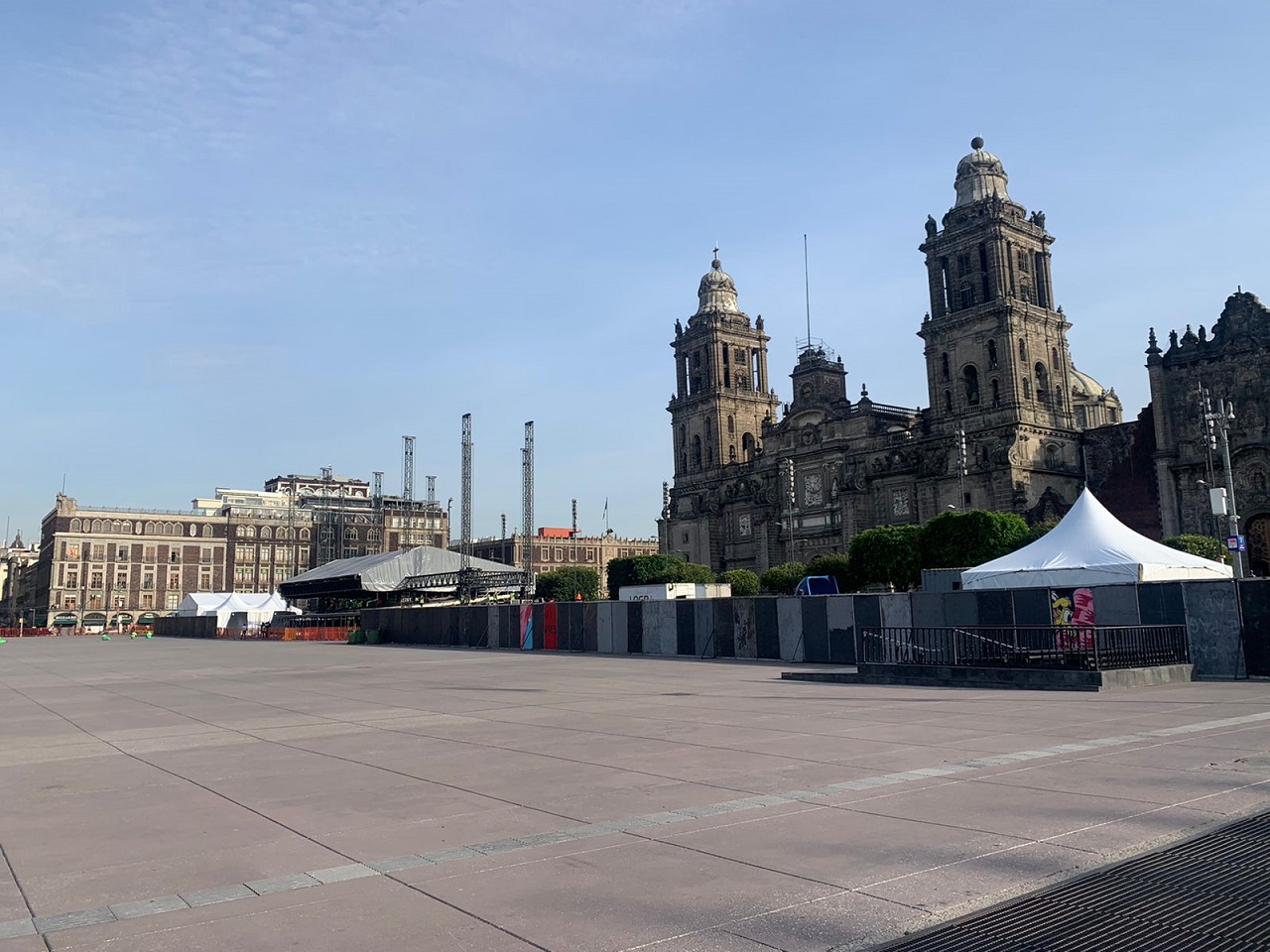 Instalación de escenario en el Zócalo para el concierto de La Maldita