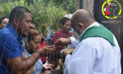 Fieles católicos escuchan Misa en la calle por acoso de gobierno en Nicaragua