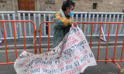 Hombre pide ayuda a AMLO y lanza cohetones afuera de Palacio Nacional