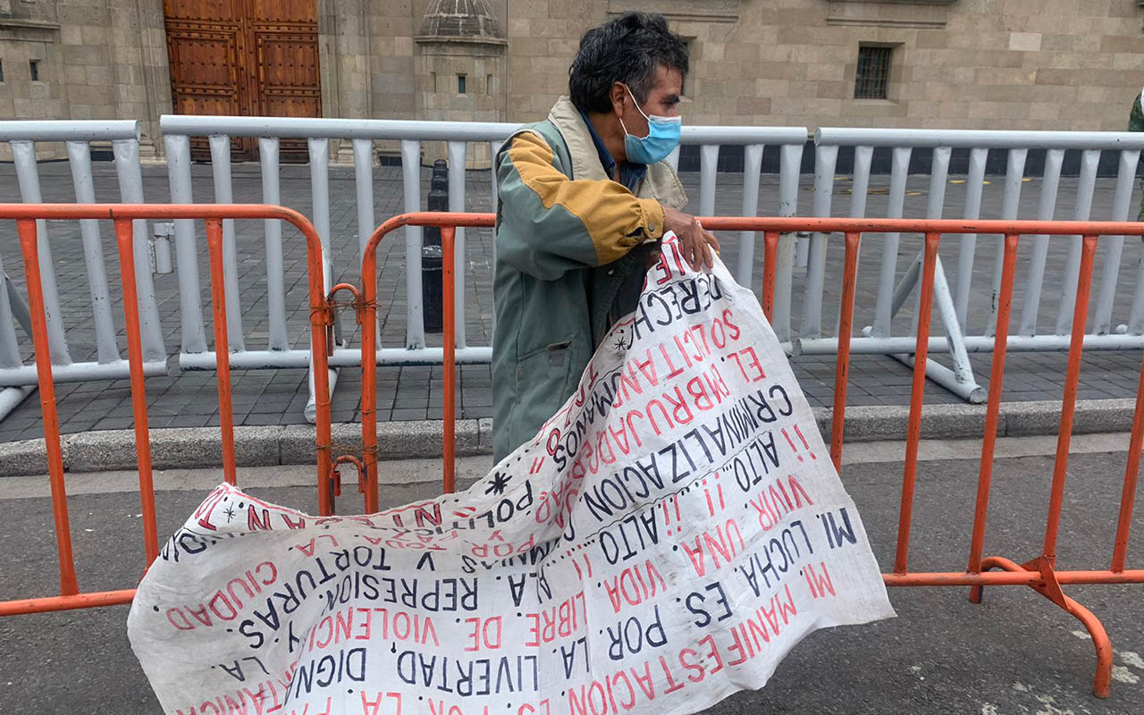 Hombre pide ayuda a AMLO y lanza cohetones afuera de Palacio Nacional