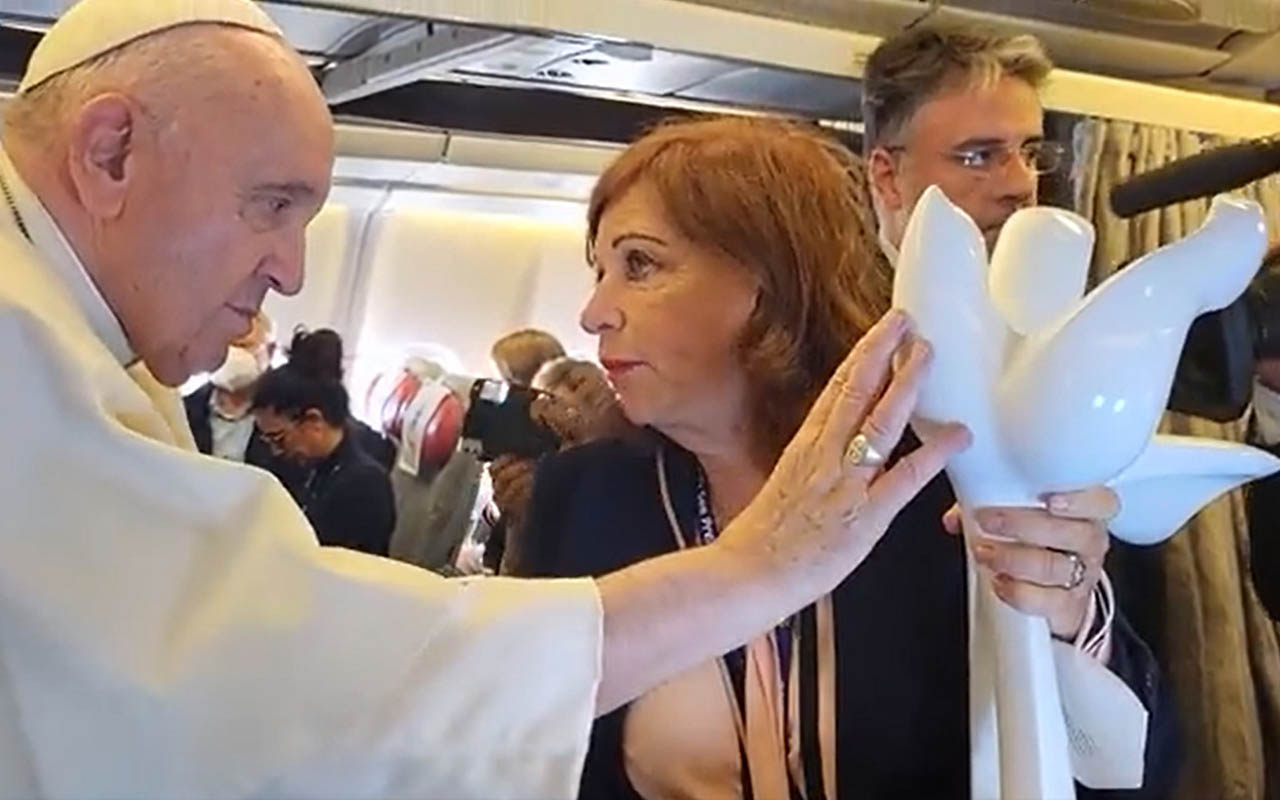 Paloma de la Paz mexicana viaja acompaña a Papa Francisco en Kazajistán