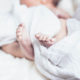 Bebé prematura sonríe durante boda de sus padres