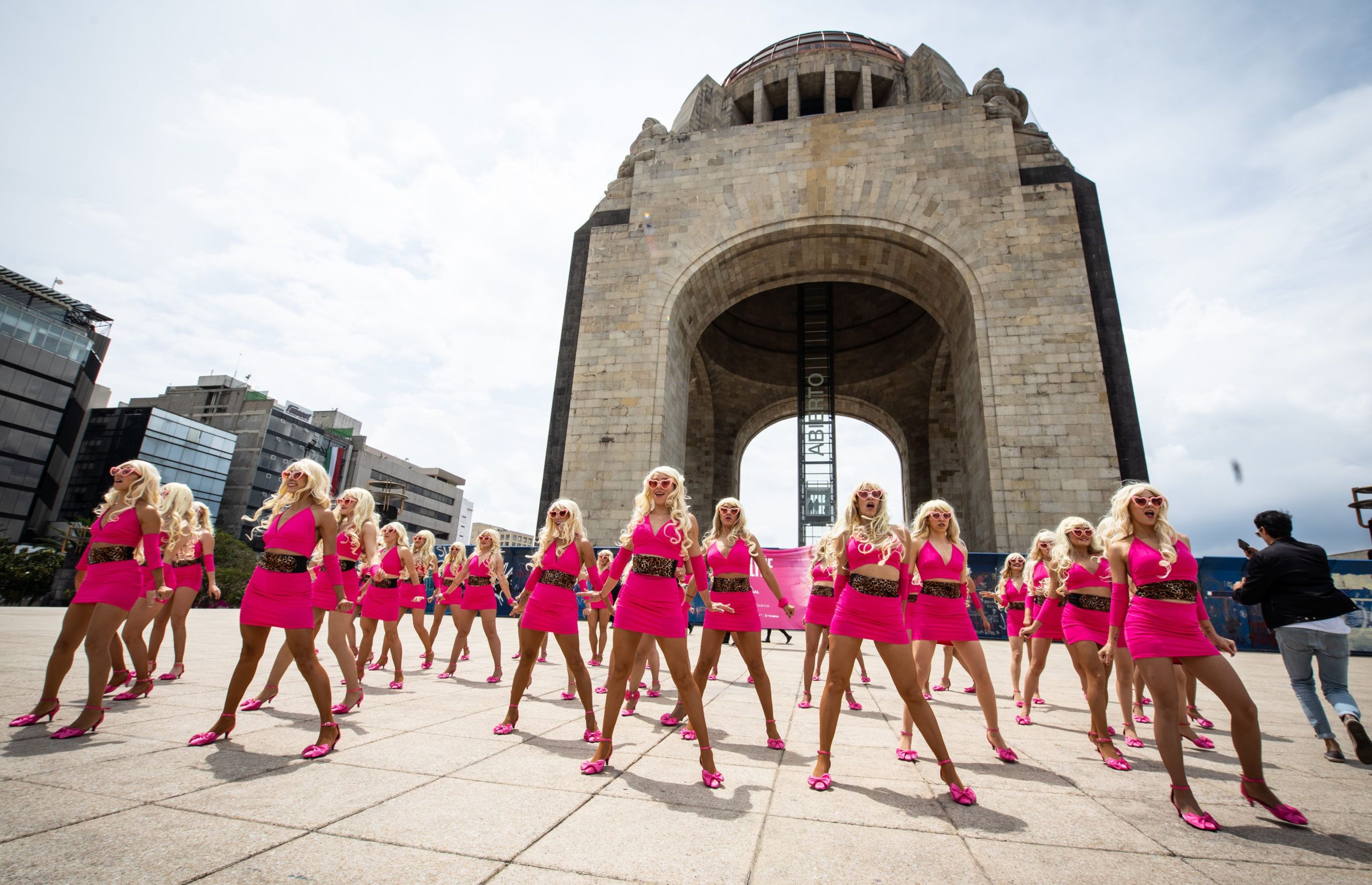 flashmob Angelyne