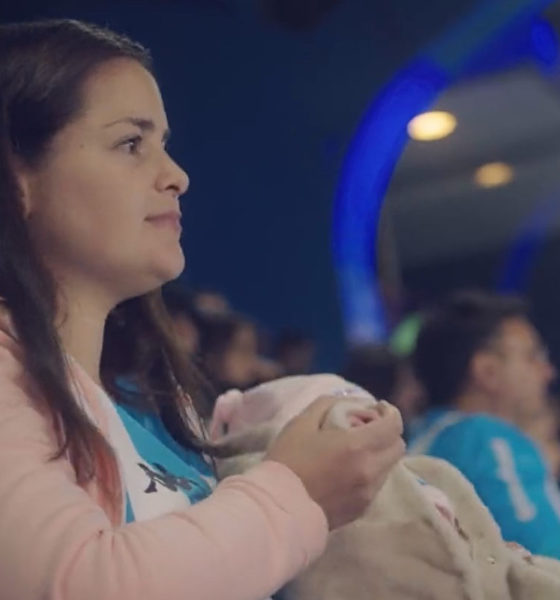 Equipo de fútbol diseña playeras para madres que necesiten amamantar en público