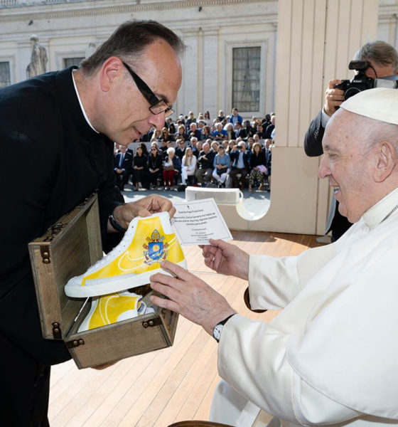 ¡WOW! Sorprenden al Papa Francisco con tenis personalizados