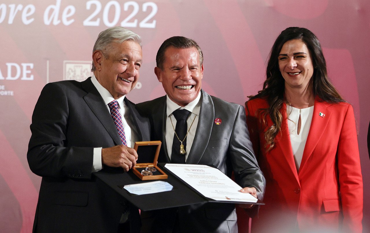 El presidente Andrés Manuel López Obrador entregó el PND 2022 a JC Chávez y ‘Checo’ Pérez. Noticias en tiempo real