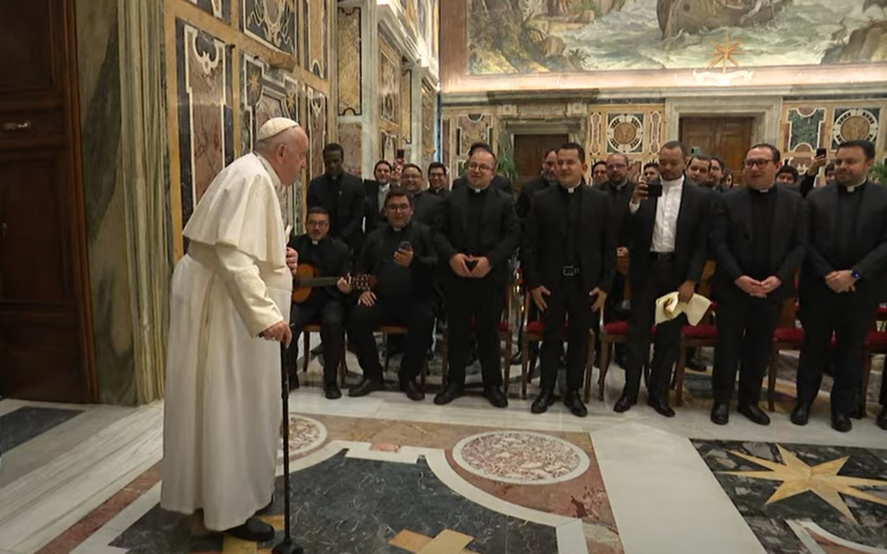 “No sean clérigos de Estado”, pide Papa Francisco a sacerdotes latinoamericanos