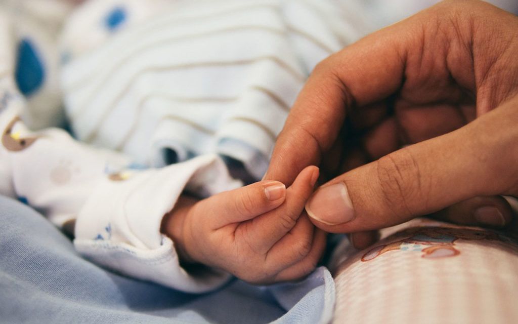 El abrazo de madre y padre, terapia poderosa para bebés prematuros