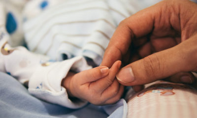 El abrazo de madre y padre, terapia poderosa para bebés prematuros