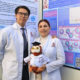 Unión familiar: Madre e hijo estudian juntos la carrera de Medicina