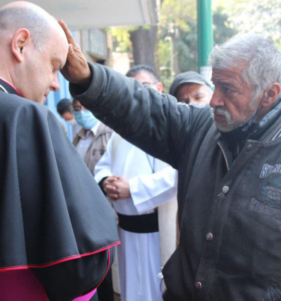 Hombre en situación de calle bendice a un Obispo