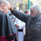 Hombre en situación de calle bendice a un Obispo