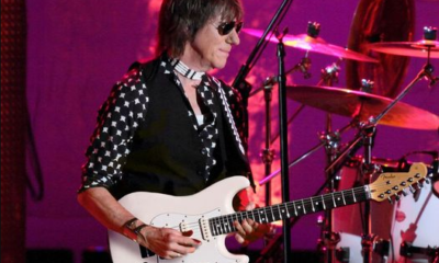 La familia del legendario guitarrista Jeff Beck confirmó que el músico británico, considerado uno de los más grandes guitarristas del rock, falleció este martes