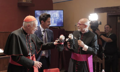 Ministros de la Iglesia católica reciben muñecos del Dr. Simi