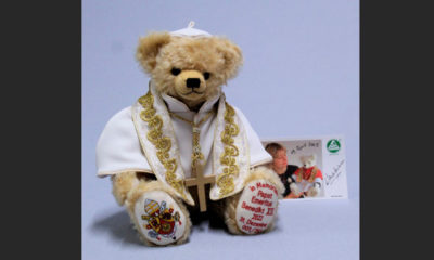 Venden osos de peluche coleccionables en memoria de Benedicto XVI