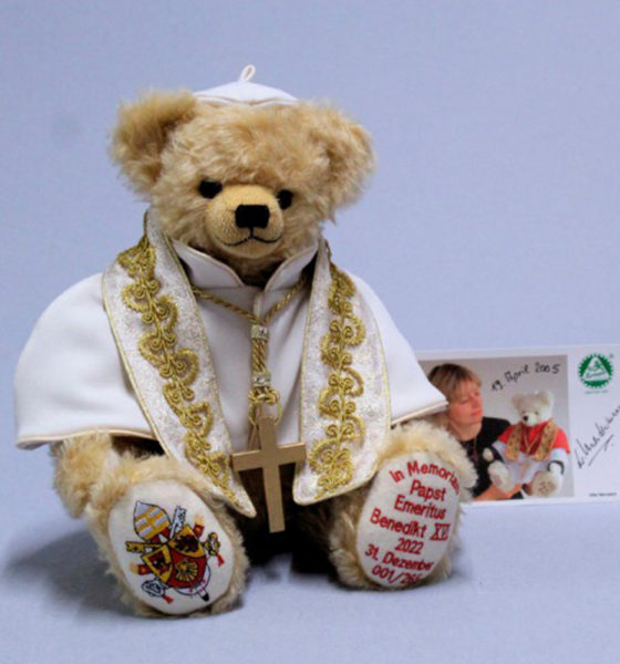 Venden osos de peluche coleccionables en memoria de Benedicto XVI