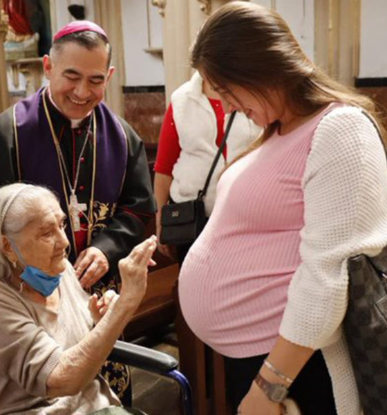 ¡Hermoso momento! Abuelita bendice vientre de su nieta embarazada