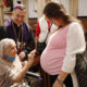 ¡Hermoso momento! Abuelita bendice vientre de su nieta embarazada