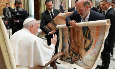 Papa Francisco se reúne con empresarios mexicanos y bendice imagen de la Virgen de Guadalupe