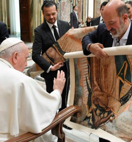 Papa Francisco se reúne con empresarios mexicanos y bendice imagen de la Virgen de Guadalupe