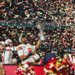 Super Bowl con torta bajo el brazo; jugadores de Kansas comparten nacimiento de sus hijos