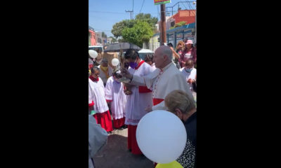 Cardenal Aguiar recorre con el Santísimo calles de la CDMX