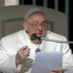 Papa Francisco reanuda trabajos desde el hospital