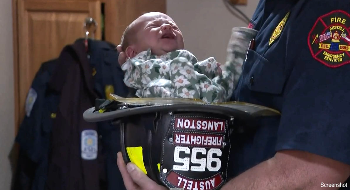 bebé nace en estación de bomberos