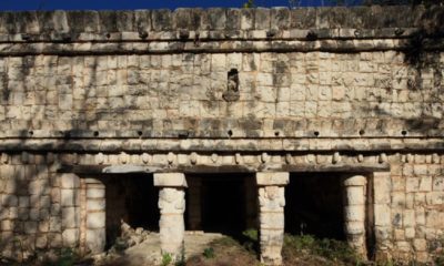 Hallan piedra con jeroglíficos mayas en Chichén Itza