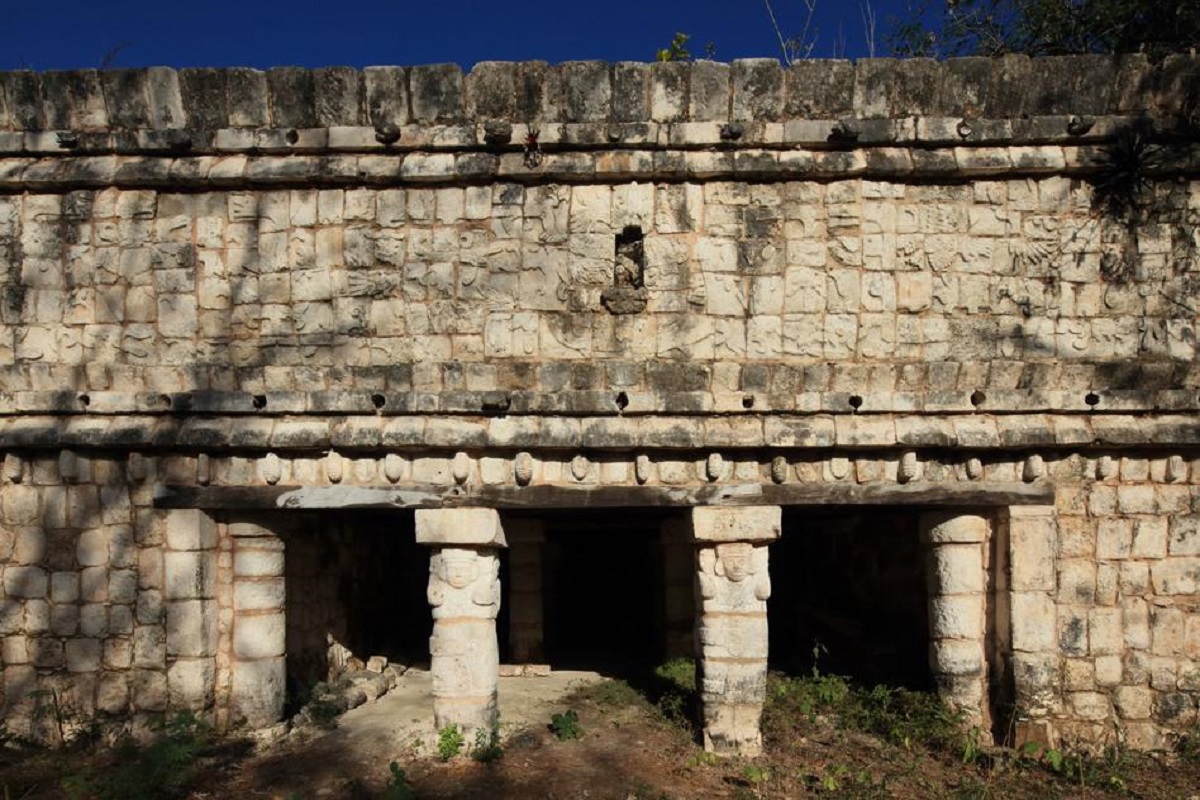 Hallan piedra con jeroglíficos mayas en Chichén Itza