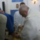 Francisco lava los pies a jóvenes reclusos; recibe una cruz de madera