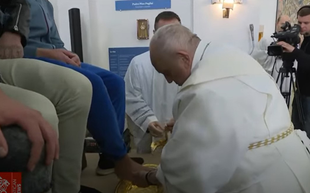 Francisco lava los pies a jóvenes reclusos; recibe una cruz de madera