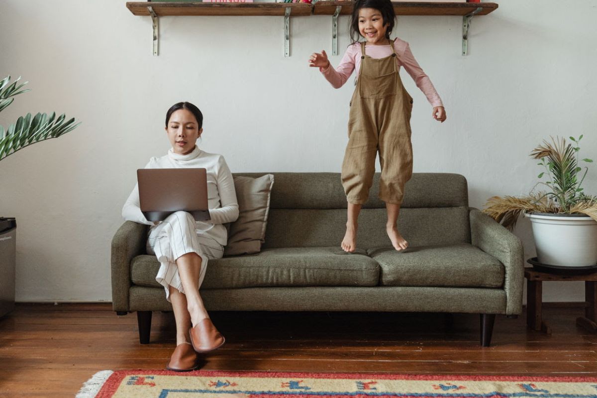 mamá con hijos de vacaciones