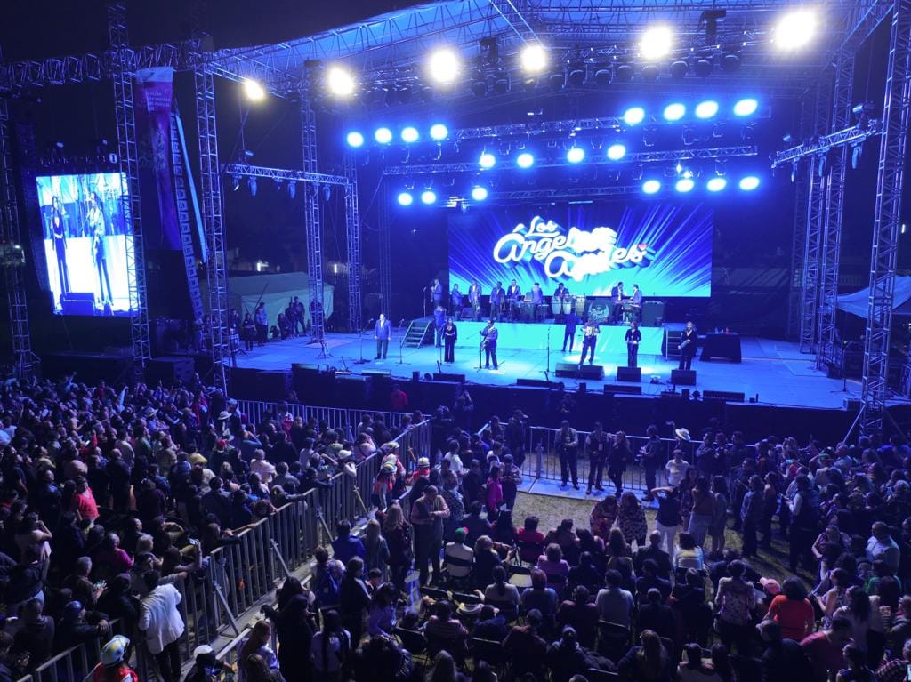 Más de 80 mil personas bailaron y cantaron la noche del jueves en el concierto gratuito que ofrecieron Los Ángeles Azules en su natal Izpapalapa.